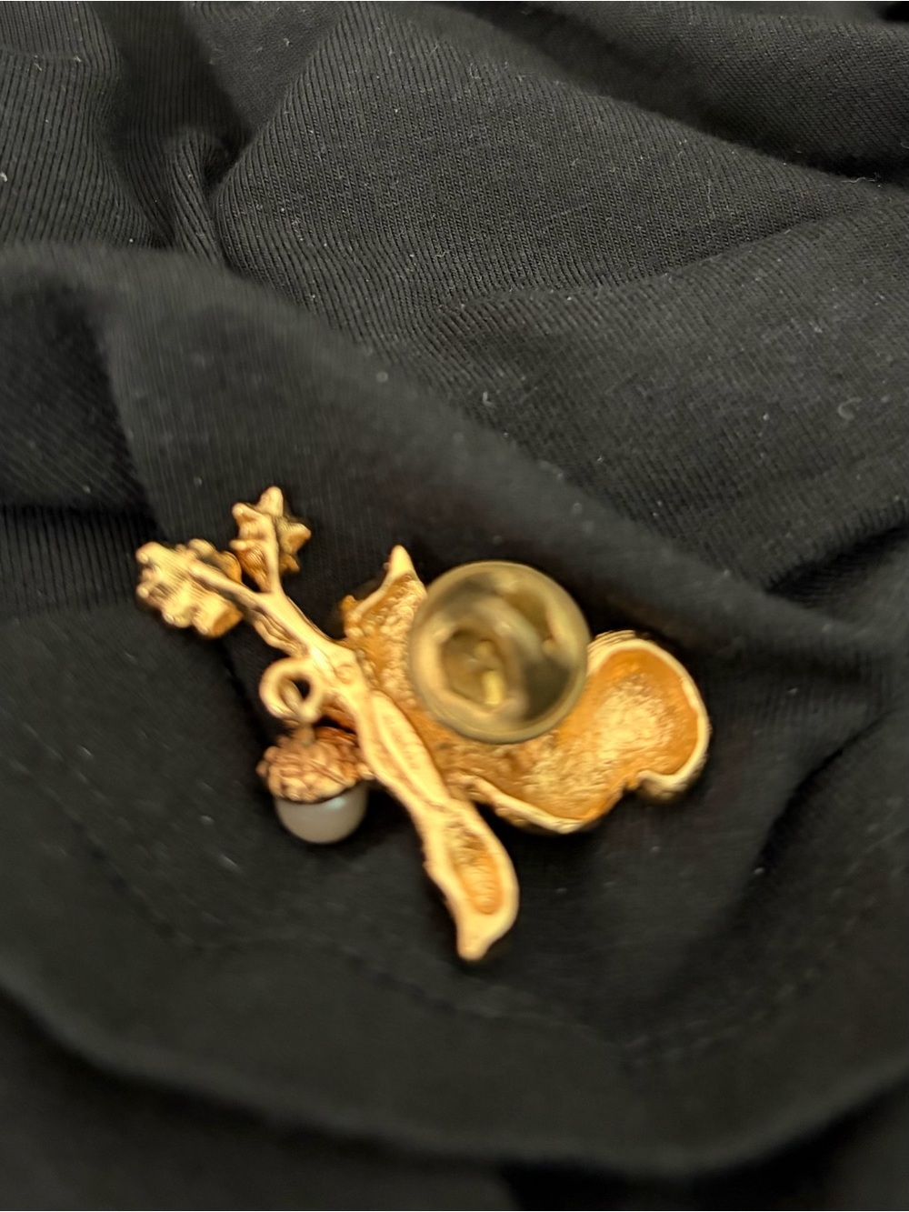 Avon Gold-Tone Squirrel Brooch with Pearl Drop - Picture 4 of 4